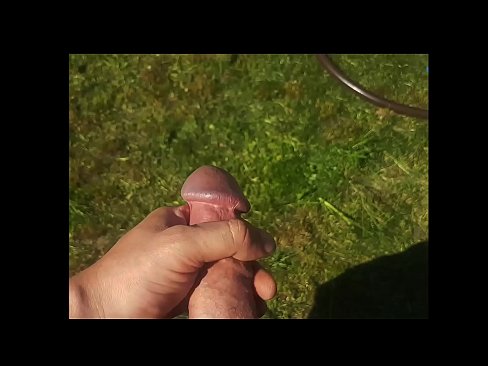 ❤️ Hot Hottie bekommt ihre rosa Pussy gefickt und spritzt in einem Sommergarten ab ☑ Porn video bei uns ☑