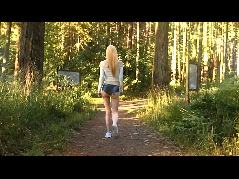 ❤️ Schöne Frau bewegt sich langsam, nicht nackt Video ☑ Porn video bei uns ☑