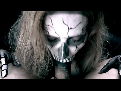 ❤️ Dämonenmädchen lutscht Schwanz mit ihrem schwarzen Mund und schluckt Sperma. ☑ Porn video bei uns ☑