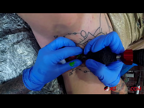 ❤️ Extrem tätowierte Hottie Sully Savage hat ein Tattoo auf ihrer Klitoris ☑ Porn video bei uns ☑