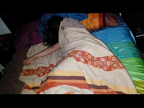 ❤️ Stiefsohn beschimpft seine junge Stiefmutter, während sie schläft. ☑ Porn video bei uns ☑