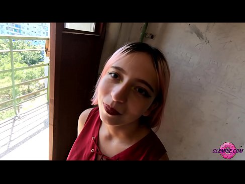 ❤️ Studentin saugt einen Fremden im Outback - Sperma auf seinem Gesicht ☑ Porn video bei uns ☑
